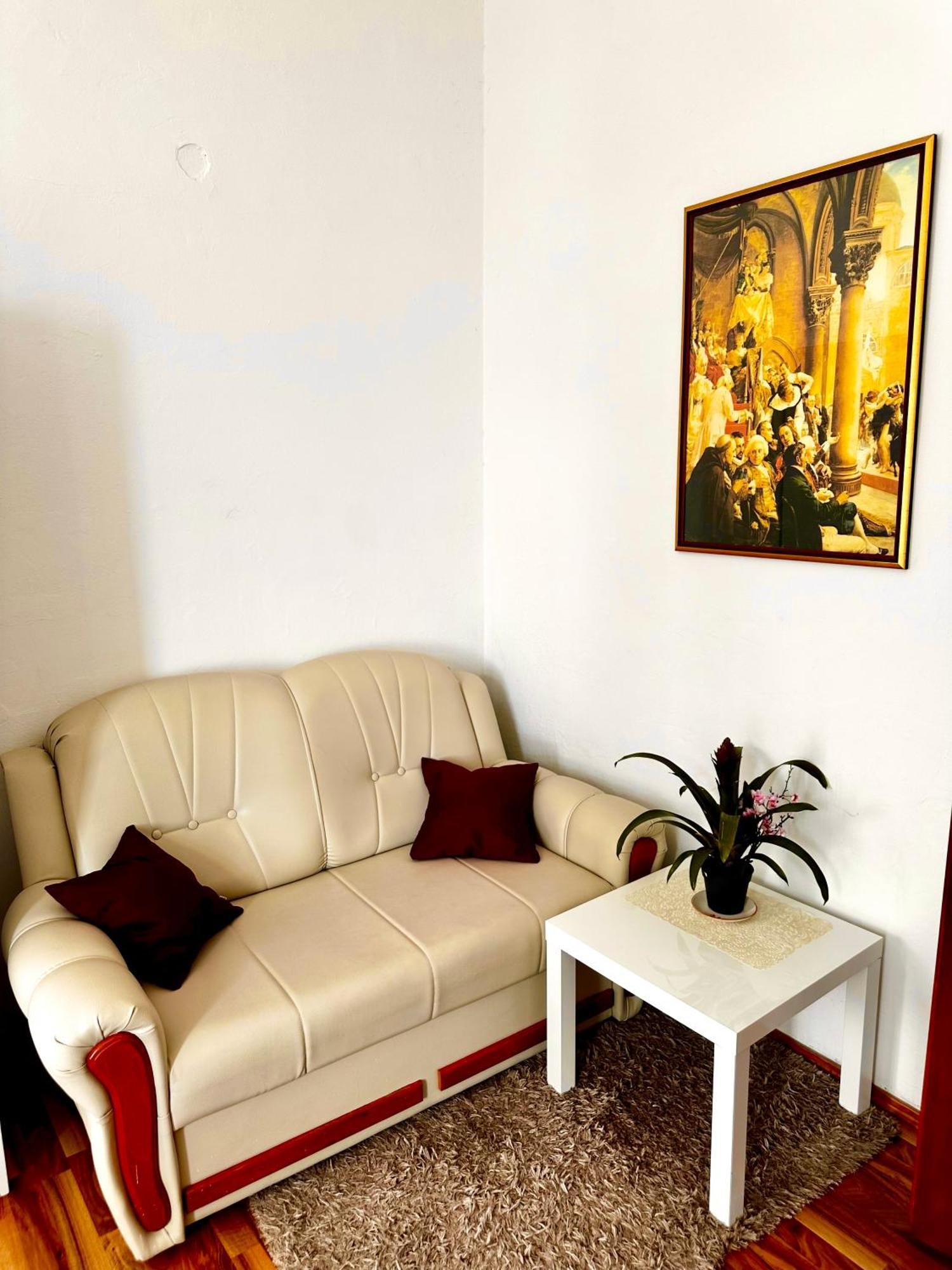 Apartment Two-bedrooms With Balcony And Sea View,near Old Town *